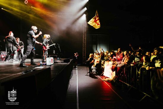 Zespół gra na scenie, publiczność pod sceną