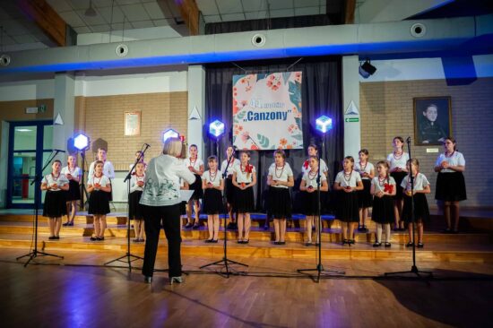 Chór dziewczęcy na scenie