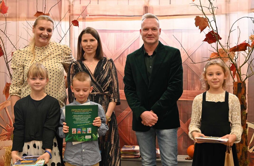 Jury konkursu z laureatami konkursu grupy najmłodszej kl. I-III na tle jesiennej scenografii