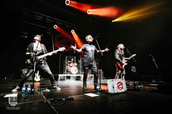 Zespół gra na scenie