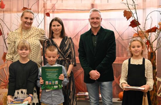 Jury konkursu z laureatami konkursu grupy najmłodszej kl. I-III na tle jesiennej scenografii