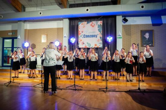 Chór dziewczęcy na scenie