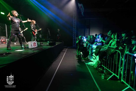 Zespół gra na scenie, publiczność pod sceną