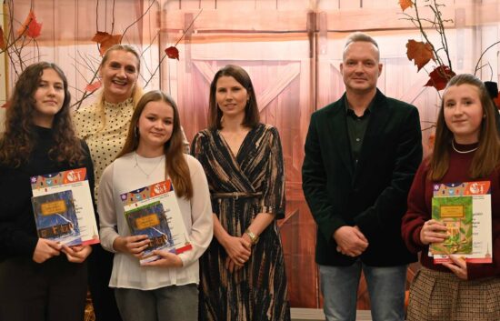 Jury konkursu z laureatami konkursu grupy najstarszej kl. VII-VIIII na tle jesiennej scenografii