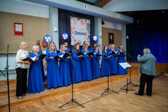 Chór żeński na scenie