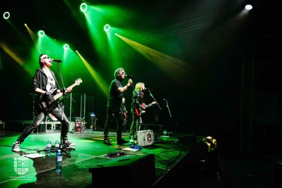 Zespół gra na scenie