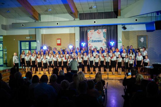 Chór dziewczęcy i żeński  na scenie