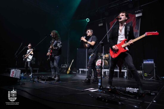 Zespół gra na scenie