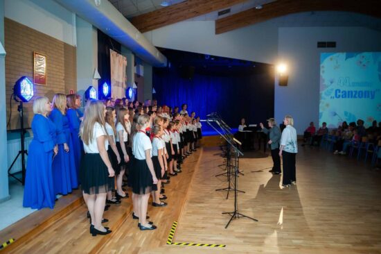 Chór dziewczęcy i żeński  na scenie