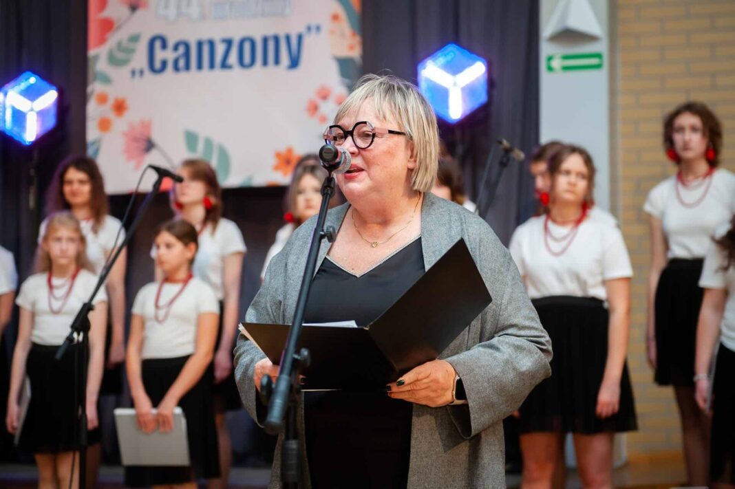 Dyrygentka chóru przy mikrofonie