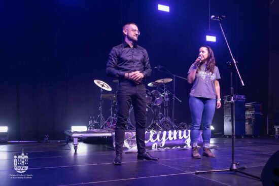 Burmistrz Murowanej Gośliny oraz dyrektor CKiS na scenie witają publiczność