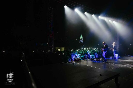 Zespół gra na scenie w tle publiczność