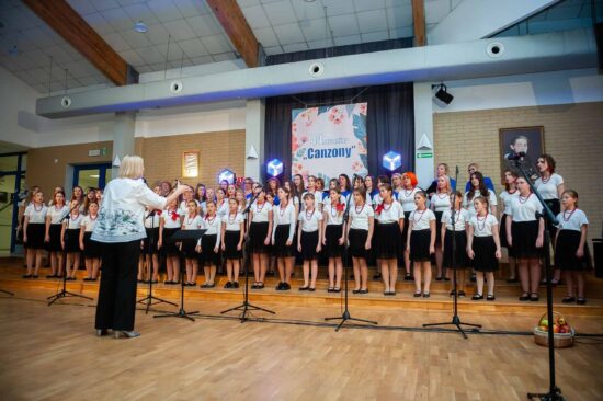 Chór dziewczęcy i żeński  na scenie