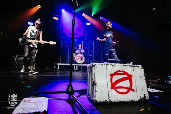 Zespół gra na scenie