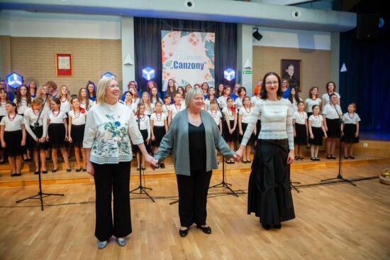 Dwie dyrygentki oraz akompaniatorka w tle chóry Canzona