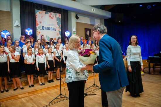 Składanie gratulacji i podziękowań przez pana burmistrza