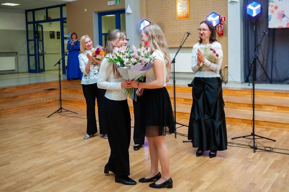 Wręczenie kwiatów pani koordynator chóru