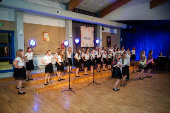 Chór dziewczęcy na scenie