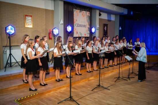 Chór dziewczęcy na scenie