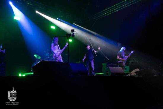 Zespół gra na scenie