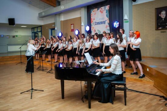 Chór dziewczęcy na scenie