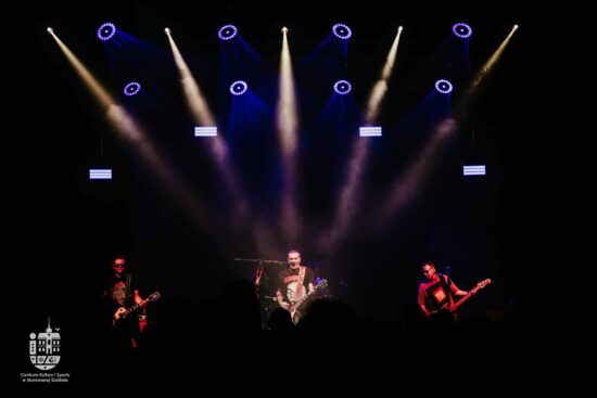 Zespół gra na scenie