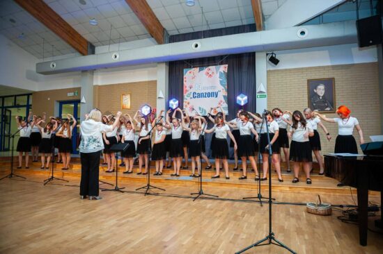 Chór dziewczęcy na scenie