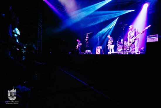 Zespół gra na scenie