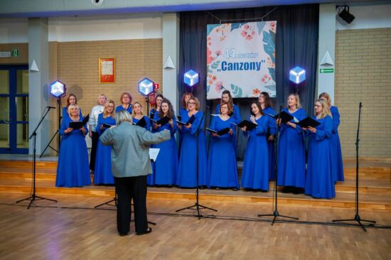 Chór żeński na scenie