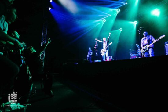 Zespół gra na scenie