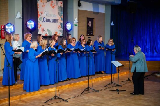 Chór żeński na scenie