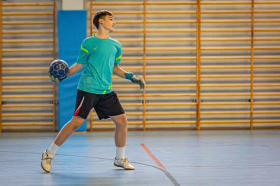 Bramkarz wznawiający grę wyrzutem