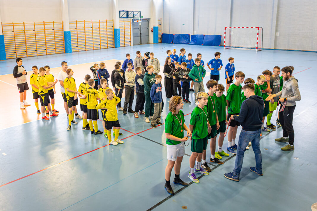 Dekoracja najlepszej drużyny wśród młodzieży