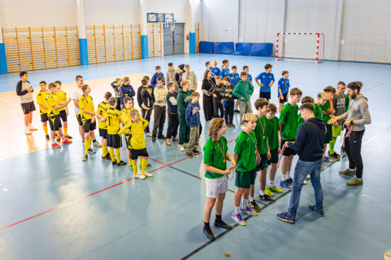 Dekoracja najlepszej drużyny wśród młodzieży