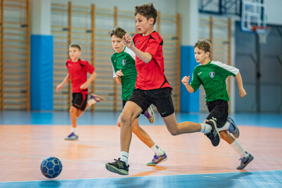 Zawodnik przedzierający się skrzydłem boiska