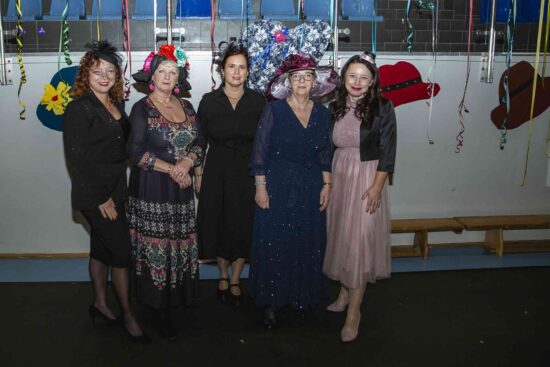 Grupa kobiet pozująca do zdjęcia w tle scenografia