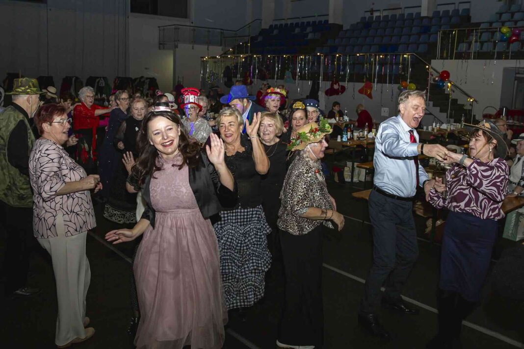 Tańczący seniorzy, w tle scena