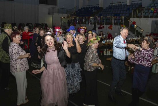 Tańczący seniorzy, w tle scena