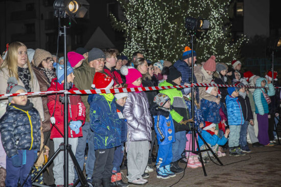 Tłum dzieci i dorosłych na płycie Nowego Rynku