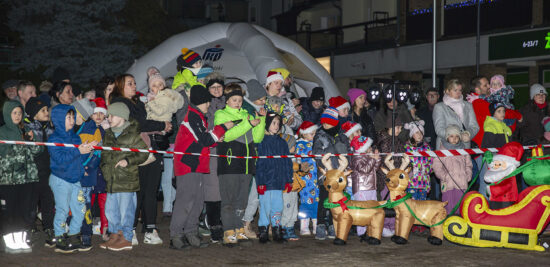Tłum dzieci i dorosłych na płycie Nowego Rynku