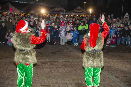 Para aktorów stojąca tyłem przebrana za elfy w tle publiczność