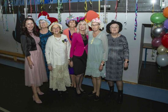 Burmistrz Justyna Radomska pozuje z seniorkami do zdjęcia