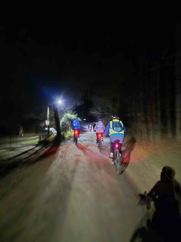 Uczestnicy w lesie podczas jazdy