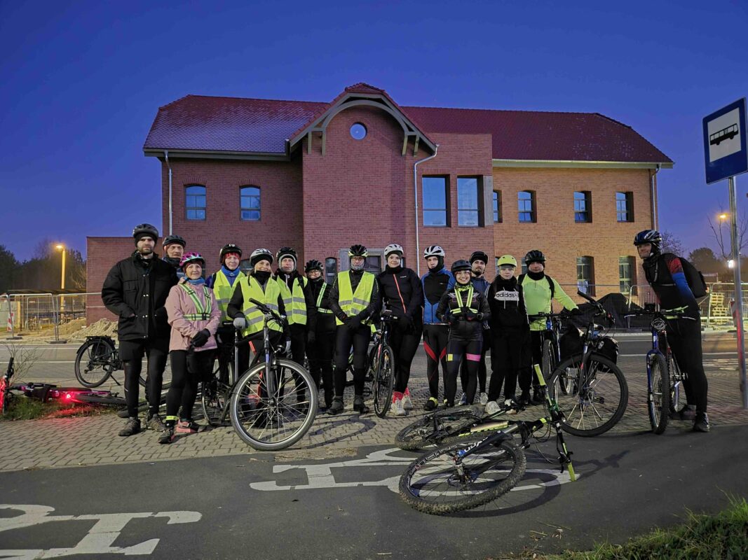 Zdjecie grupowe na starcie rajdu p od dworcem PKP Murowana Goslina