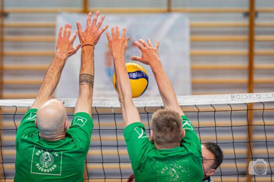 zawodnicy podczas wyskoku do bloku