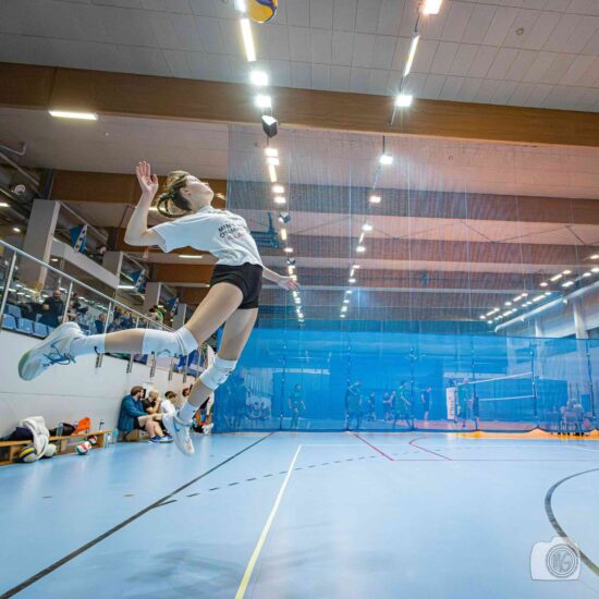 zawodniczka podczas serwisu