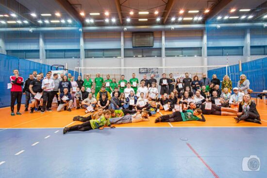 zdjęcie grupowe uczestników turnieju, organ izatorow i wolontariuszy po dekoracjach