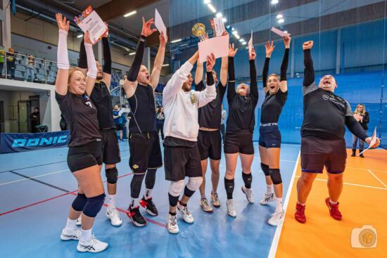 zwyciezcy turnieju w okrzyku radości podczas dekoracji