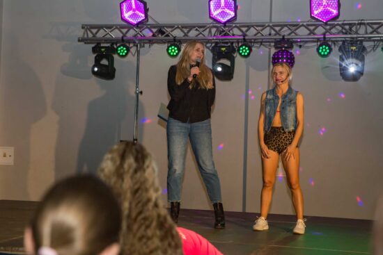 Na scenie Agnieszka Szymańska Wojtera (od lewej) i Monika Pyś (od prawej) witają uczestników maratonu