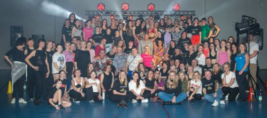 Zbiorowe zdjęcie części uczestników maratonu 